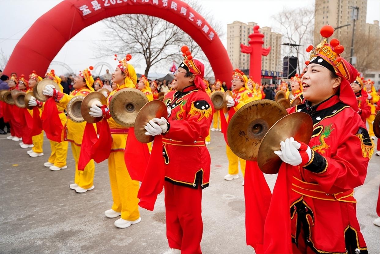 关于场上冲锋陷阵，场下观众欢呼，掌声雷动的信息